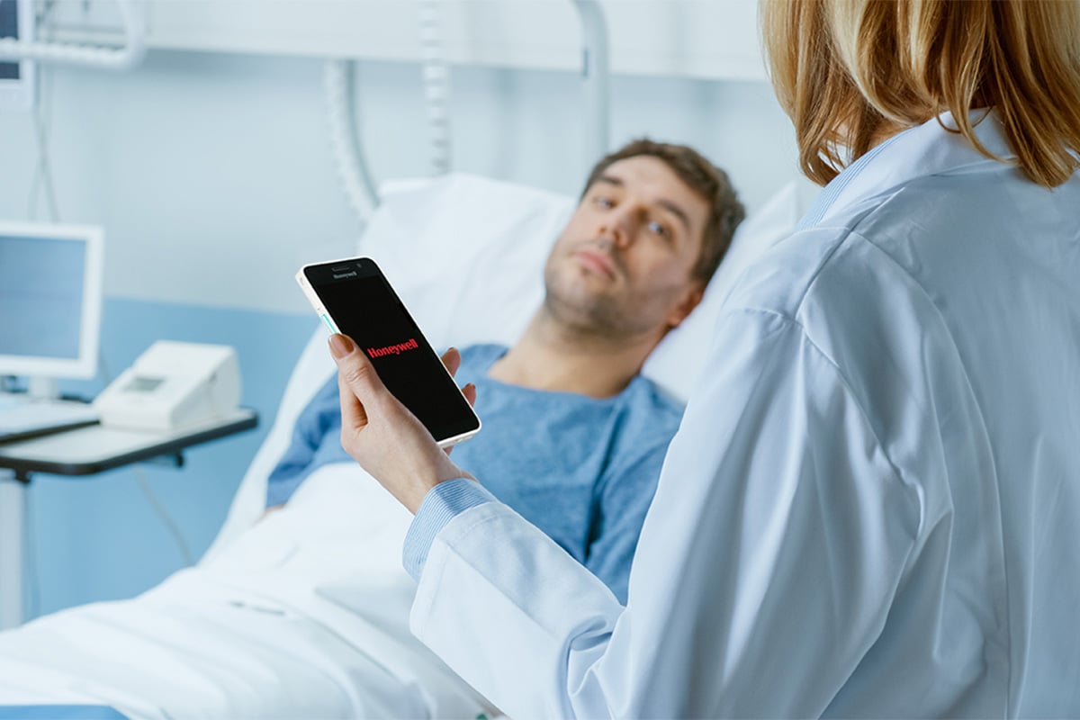 sps-ppr-Honeywell_Healthcare_CT30 XP HC_nurse_2_Lowres-1